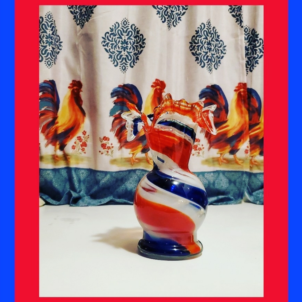 Beautiful Vintage 1976 hand blown glass vase